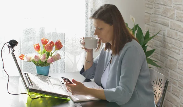 Mulher Negócios Digitando Computador Portátil Que Trabalha Casa Usando Internet — Fotografia de Stock