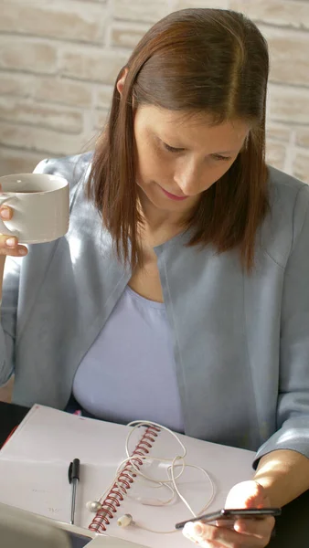 Geschäftsfrau Tippt Laptop Und Arbeitet Hause Internet Berufstätige Frau Trinkt Stockbild