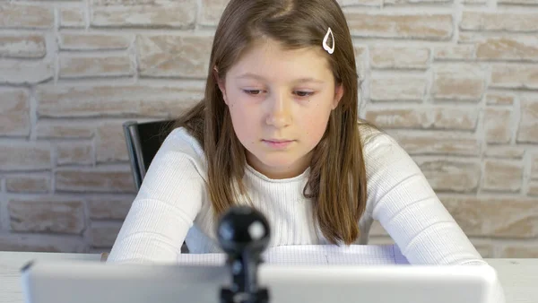 Jonge Student Volgt Schoollessen Computer — Stockfoto