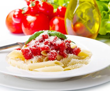 domates soslu makarna ve fesleğen.