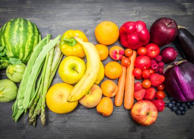 gökkuşağı meyvesi ve sebze ağaçta