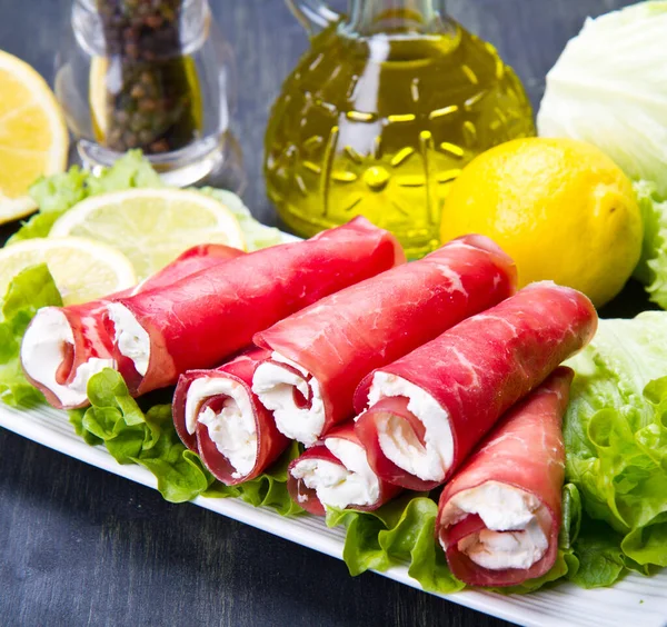 Getrocknetes Rindfleisch Und Käse Auf Weißem Teller — Stockfoto