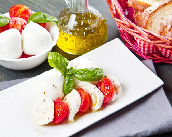 Tomaten Und Mozzarella Auf Dem Teller — Stockfoto