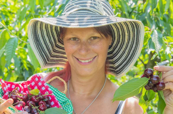 Mulher Sorrindo Segurando Caixa Madeira Com Cerejas Maduras Frescas — Fotografia de Stock