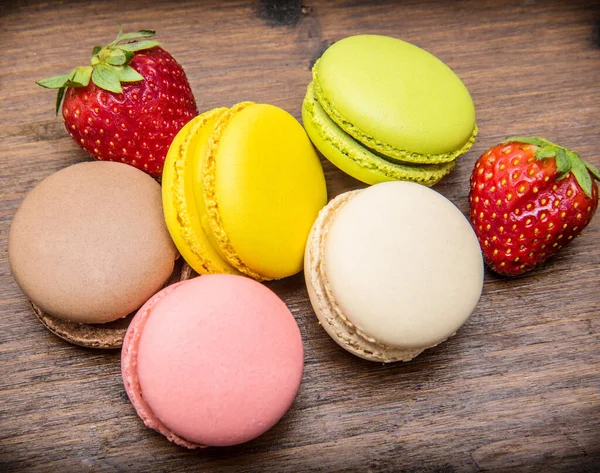 Dulces Macarrones Coloridos Deliciosos Macarrones Sobre Mesa Madera Como Fondo — Foto de Stock