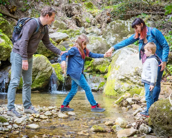 Mamá Papá Ayudan Los Niños Cruzar Arroyo Montaña —  Fotos de Stock