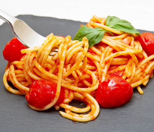 Spaghetti Mit Tomatensauce Und Basilikum Stockbild