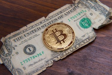 Dolar banknotları yerine altın bitcoin manzarası. İş konsepti.