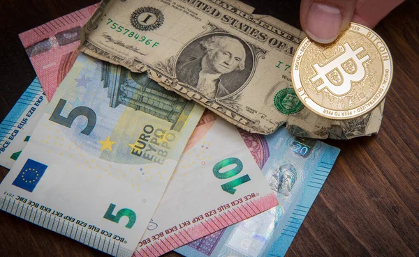 Billetes Euros Dólar Americano Monedas Bitcoin Concepto Financiero Crisis Económica Fotos de stock