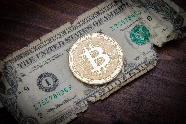 Vista Superior Bitcoins Dorados Sobre Billetes Dinero Dólares Concepto Empresarial Fotos de stock