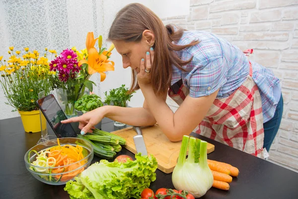 Perempuan Dapur Setelah Resep Pada Tablet Digital — Stok Foto