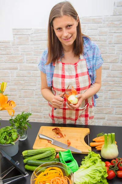 Mujer Cocina Siguiente Receta Tableta Digital Imágenes de stock libres de derechos