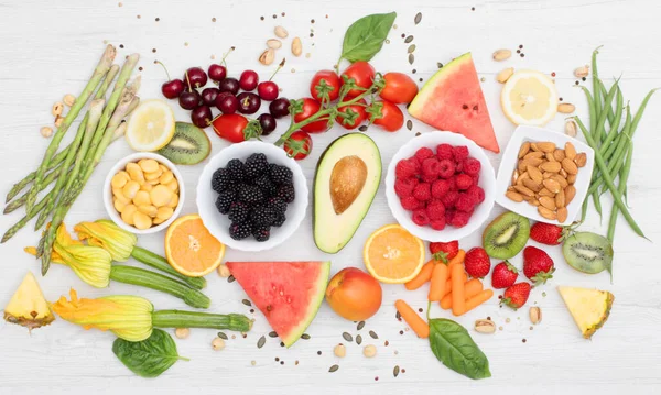 Comida Saludable Frutas Verduras Coloreadas Diversas Sobre Fondo Madera —  Fotos de Stock