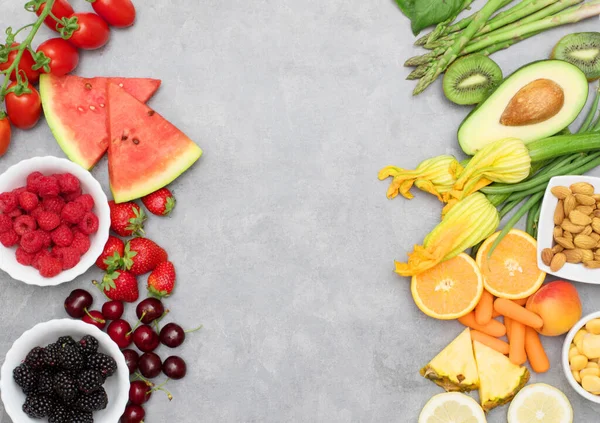 Egészséges Étel Színes Különböző Zöldségek Gyümölcsök Szürke Alapon — Stock Fotó
