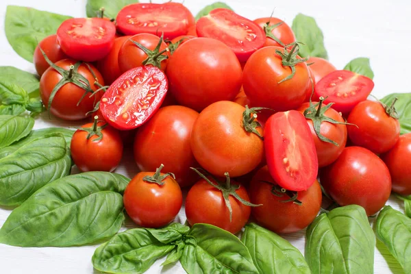 Grupo Tomates Rojos Frescos Hoja Verde Albahaca Fresca —  Fotos de Stock