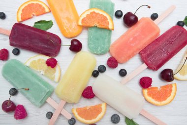 Taze meyveli çok renkli buz sarkıtı