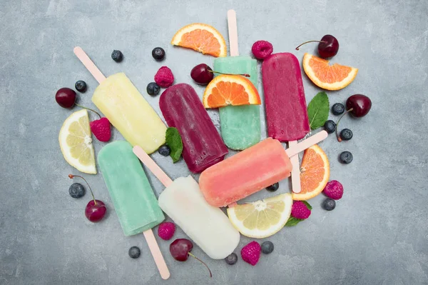 Ghiacciolo Multicolore Con Frutta Fresca — Foto Stock