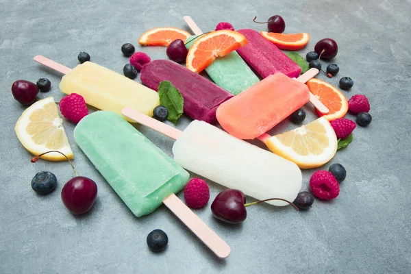 Ghiacciolo Multicolore Con Frutta Fresca — Foto Stock