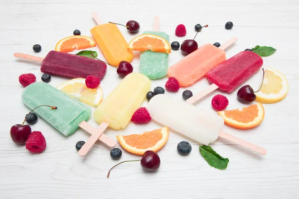 Ghiacciolo Multicolore Con Frutta Fresca — Foto Stock