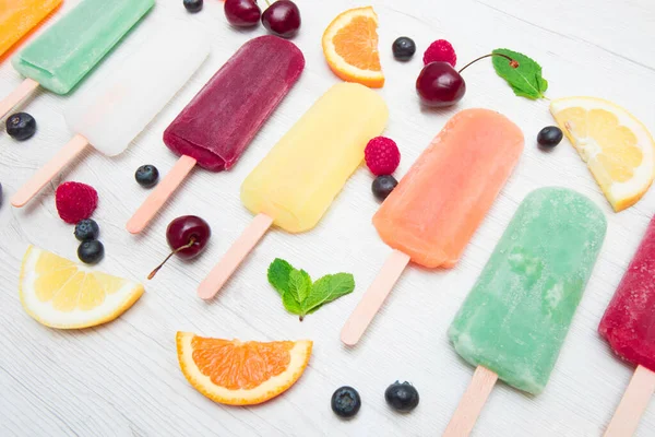 Ghiacciolo Multicolore Con Frutta Fresca — Foto Stock