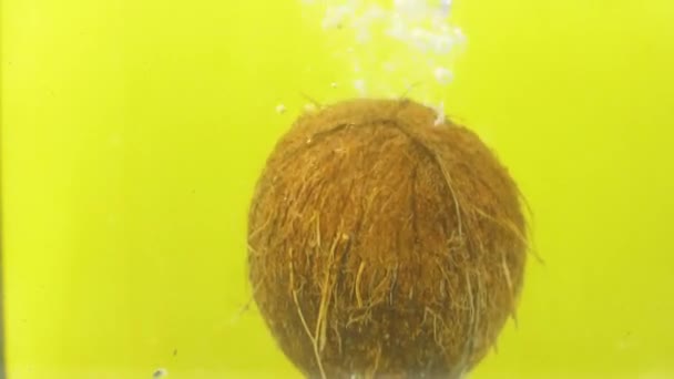 Pezzi Cocco Spruzzi Acqua Sfondo Giallo — Video Stock