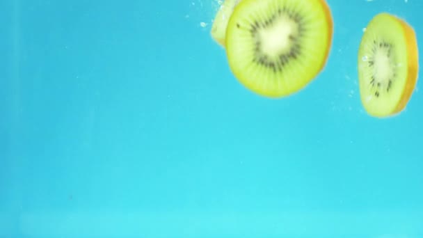 Φέτες Ακτινίδιο Παφλασμό Φρούτων Στο Νερό Αργή Κίνηση — Αρχείο Βίντεο