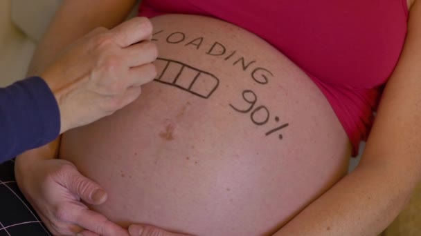 Gravid Kvinna Med Lastningskoncept Målad Magen — Stockvideo