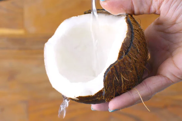 Wasser Spritzt Die Hälfte Der Kokosnuss — Stockfoto