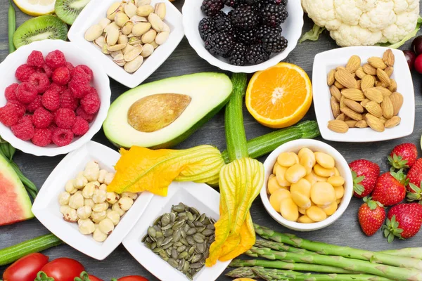 健康食品 木の背景に色や様々な野菜や果物 — ストック写真