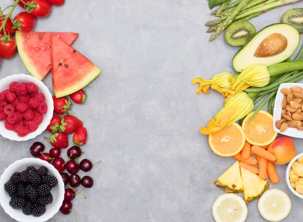 Comida Saludable Frutas Verduras Coloreadas Diversas Sobre Fondo Gris —  Fotos de Stock