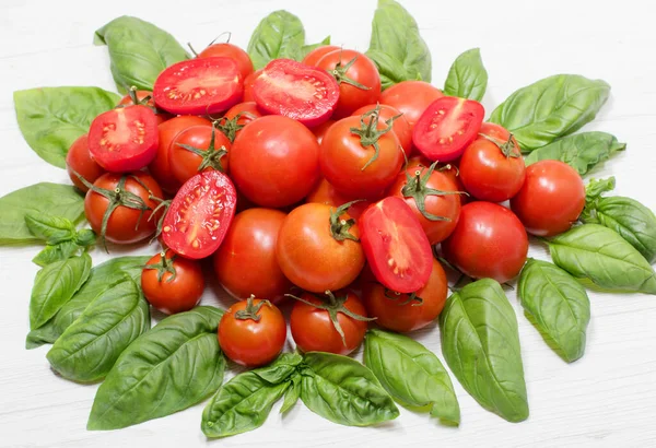 Groupe Tomates Rouges Fraîches Feuilles Vertes Basilic Frais — Photo