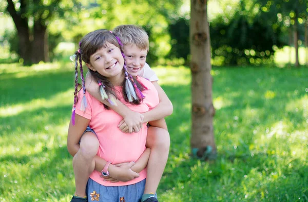 Una Hermana Lleva Hombro Hermano Pequeño Parque — Foto de Stock