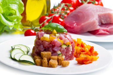 Taze kabak ve biberli ton balıklı tartar.