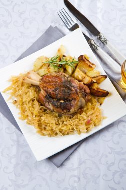 fırında patates ile domuz knuckle