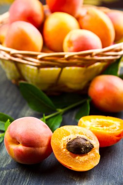 Kayısı koyu ahşap zemin