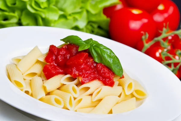 Pasta con salsa de tomate y albahaca —  Fotos de Stock