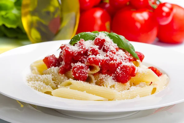 Massa com molho de tomate e manjericão — Fotografia de Stock