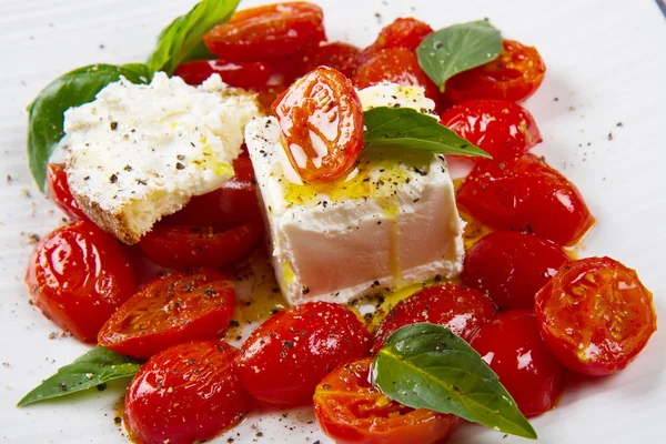 Énorme morceau de viande rouge avec des légumes isolés sur fond blanc — Photo