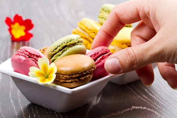 Smakelijke kleurrijke macaroon — Stockfoto