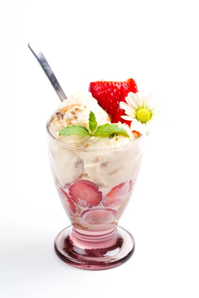 Vaniljglass med färska jordgubbar i cup på vit ba — Stockfoto