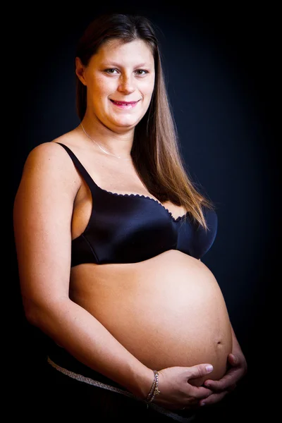 Belleza embarazada sobre fondo negro — Foto de Stock
