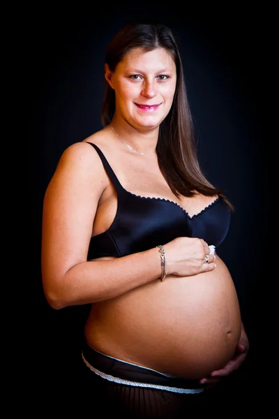 Belleza embarazada sobre fondo negro — Foto de Stock