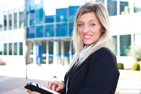 Donna d'affari di successo con tablet — Foto Stock