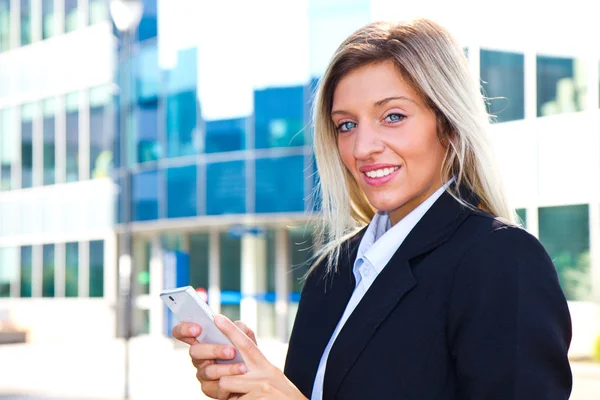 Empresária enviando mensagem com smartphone — Fotografia de Stock