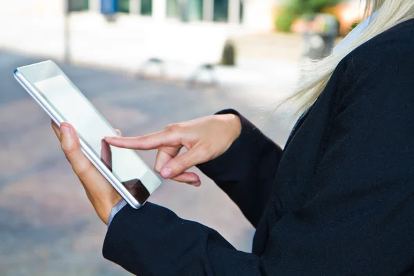 Frauenhände berühren digitales Tablet — Stockfoto