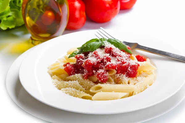 Pasta med tomatsås och basilika — Stockfoto