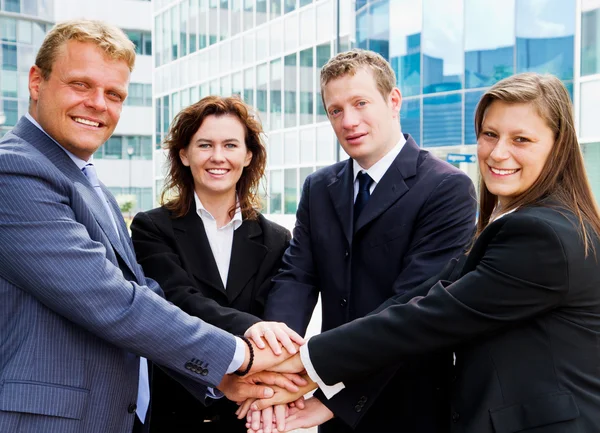 Mensen uit het bedrijfsleven toetreding tot de handen — Stockfoto