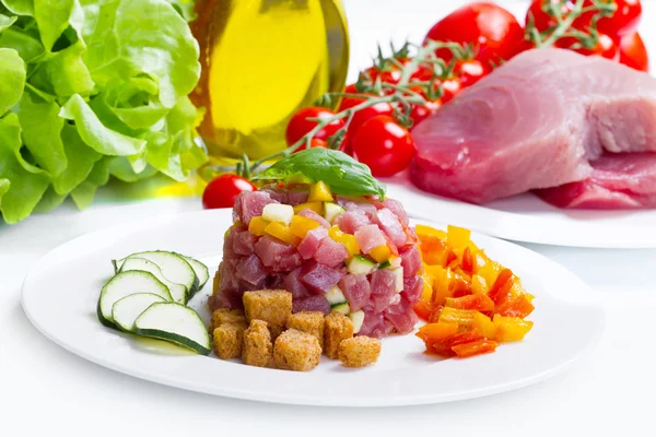 Thunfisch-Tatar mit frischer Zucchini und Pfeffer — Stockfoto