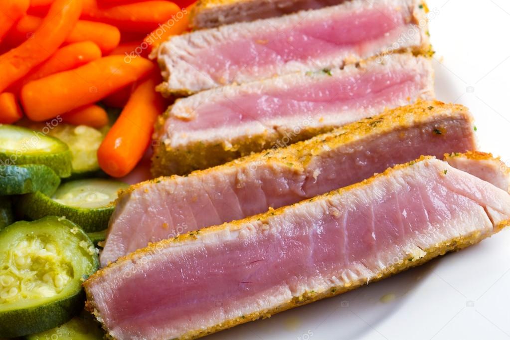 Tuna fillet with vegetables