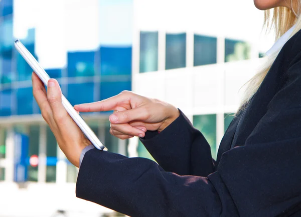 Manos femeninas tocando tableta digital — Foto de Stock